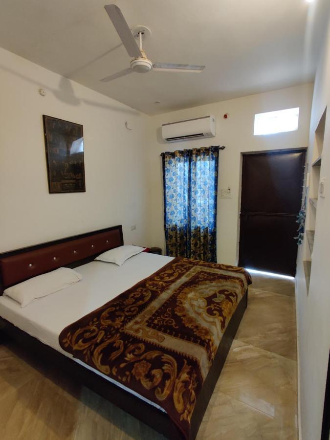 Varah Square Guest House بوشكار المظهر الخارجي الصورة