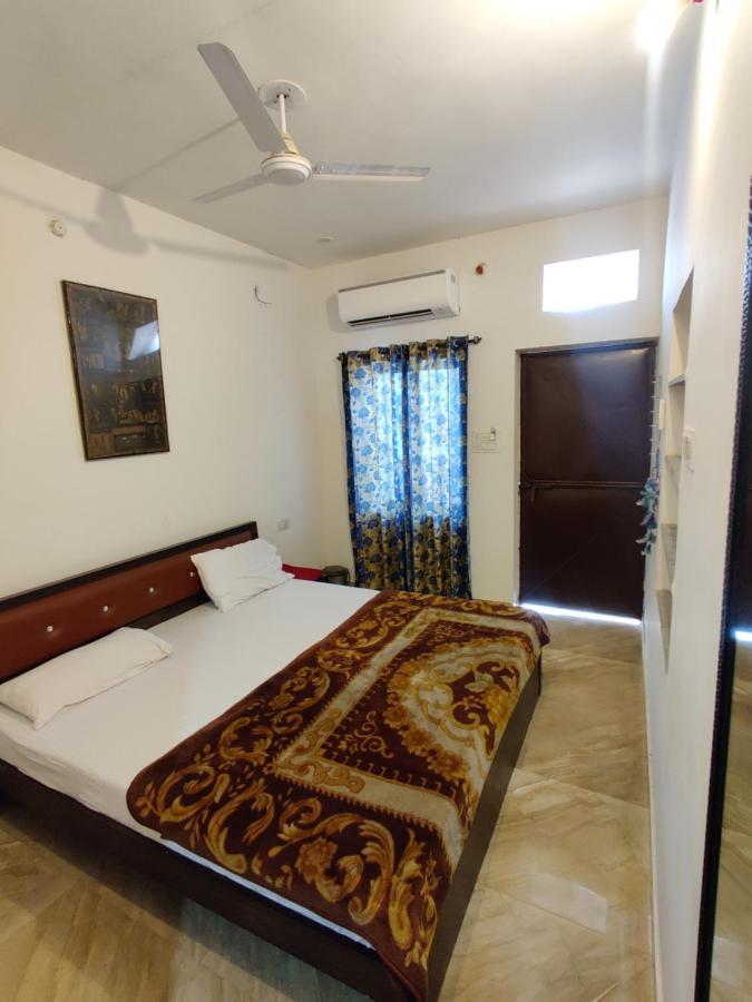 Varah Square Guest House بوشكار المظهر الخارجي الصورة