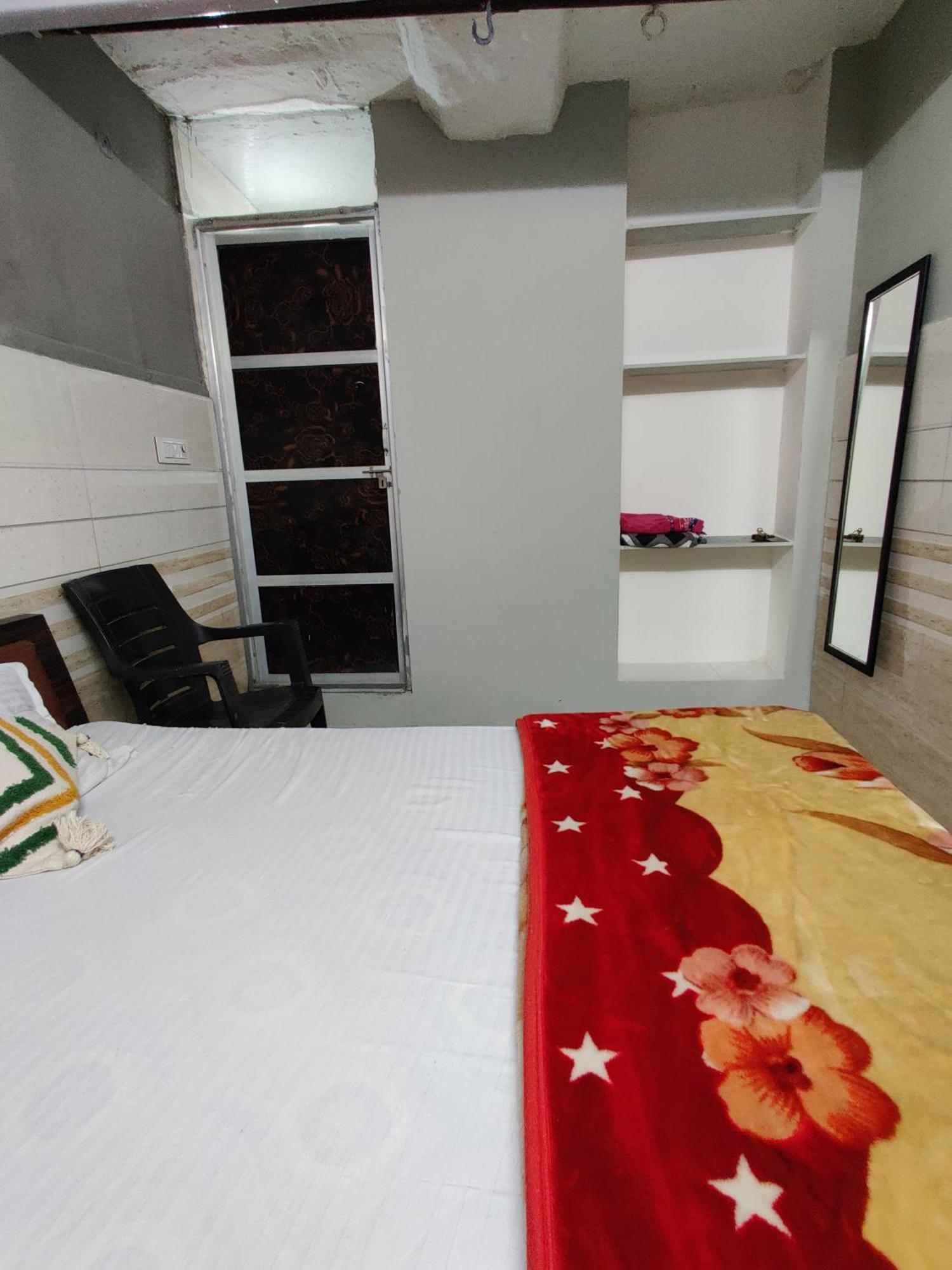 Varah Square Guest House بوشكار المظهر الخارجي الصورة
