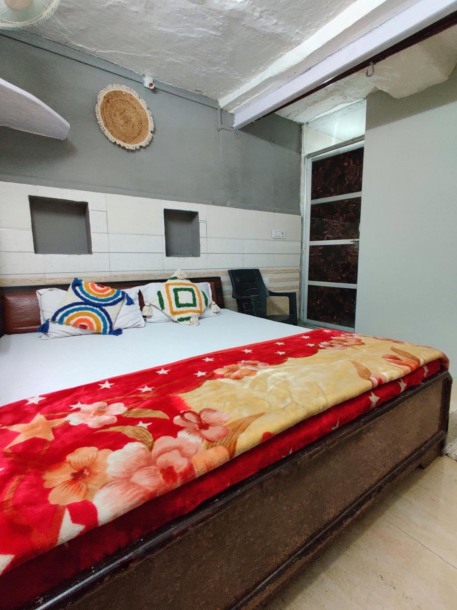 Varah Square Guest House بوشكار الغرفة الصورة