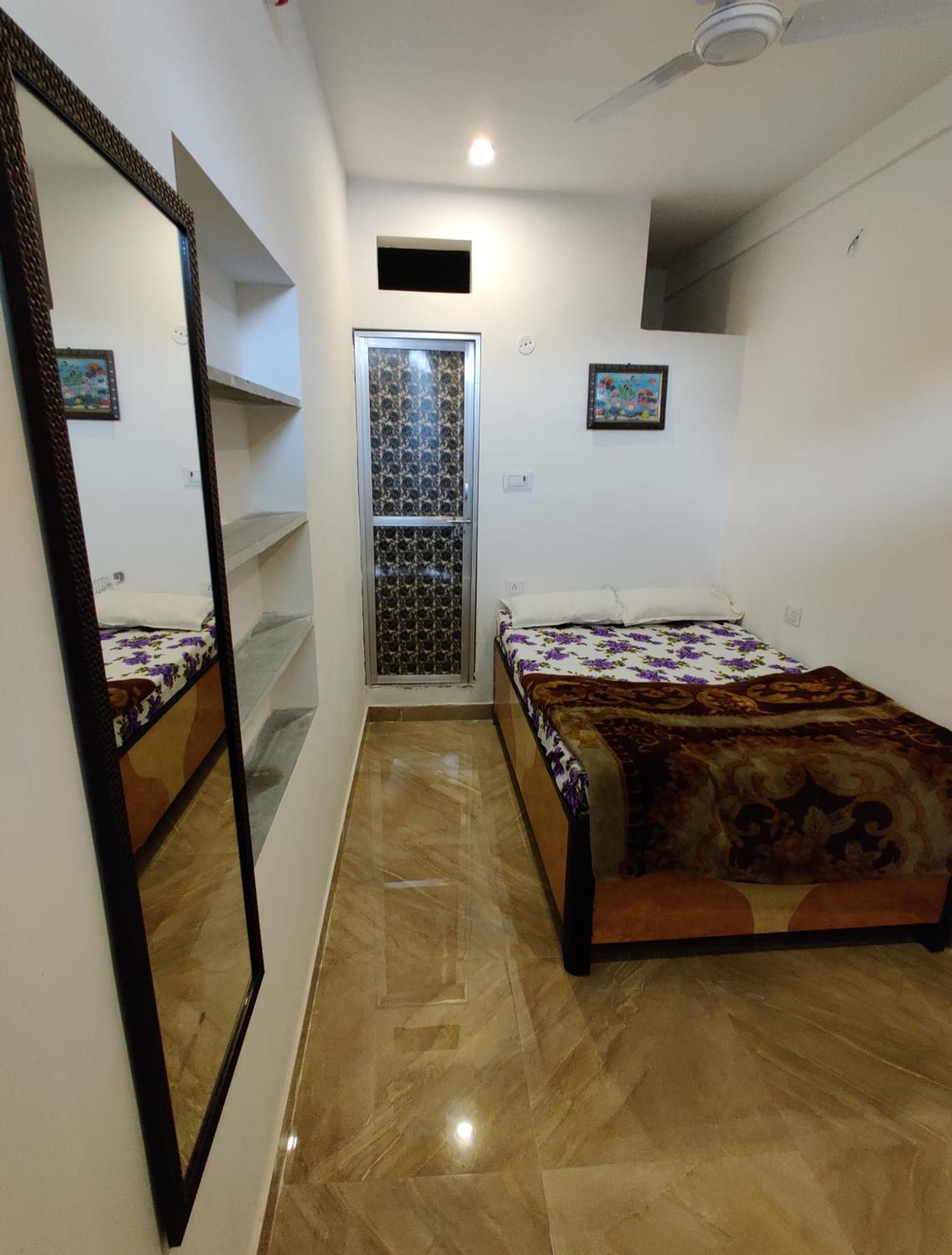 Varah Square Guest House بوشكار الغرفة الصورة