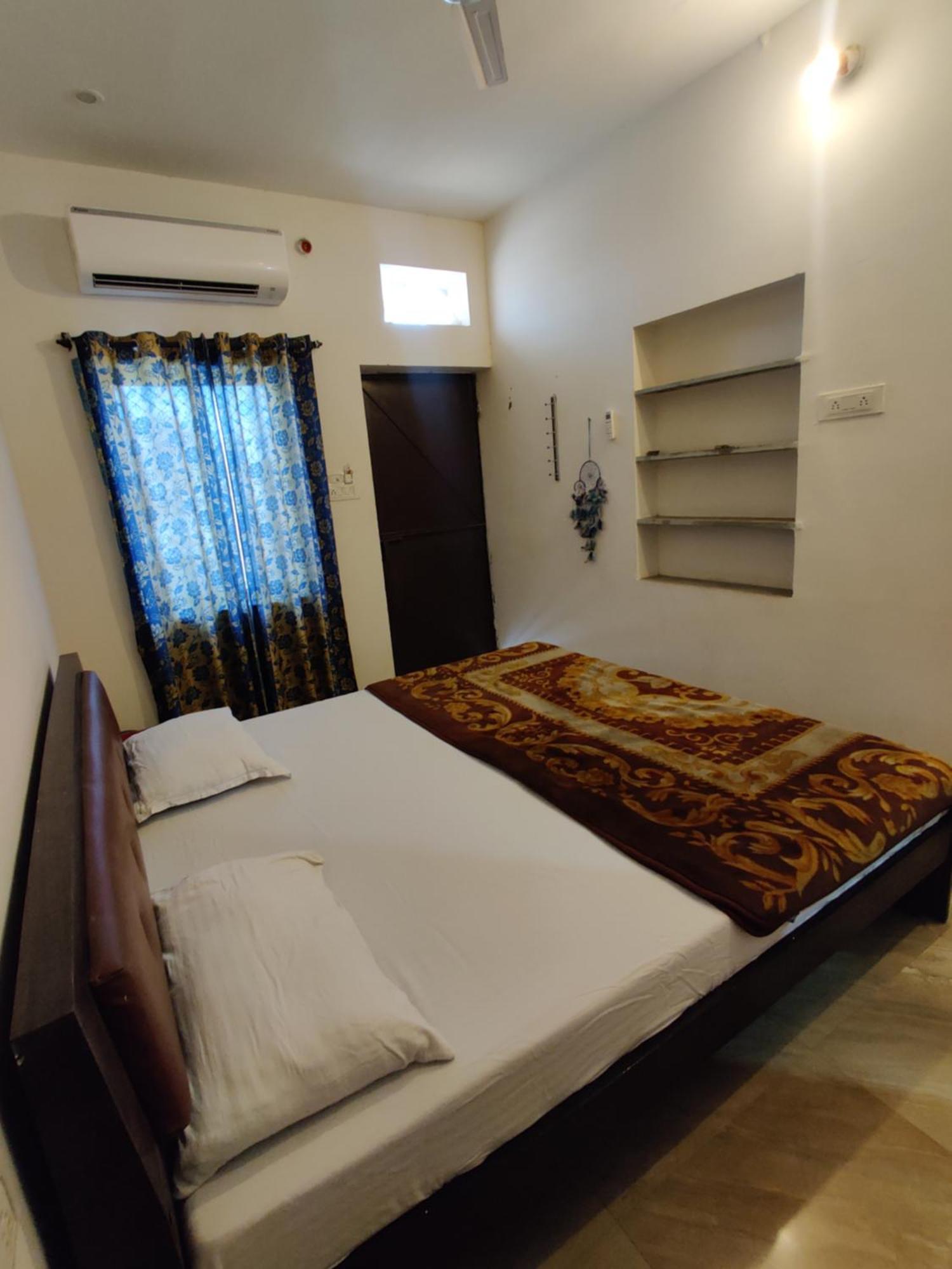 Varah Square Guest House بوشكار المظهر الخارجي الصورة