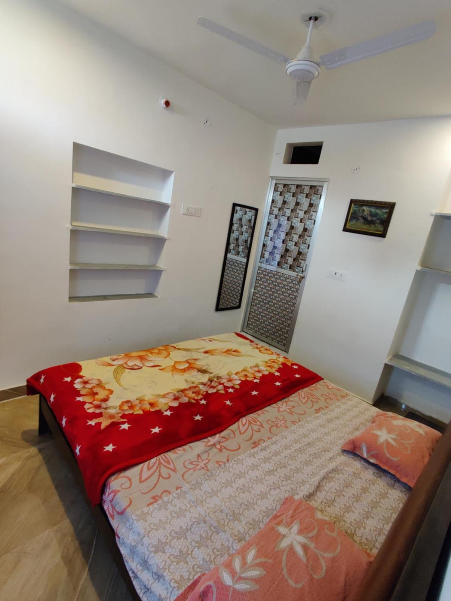 Varah Square Guest House بوشكار الغرفة الصورة