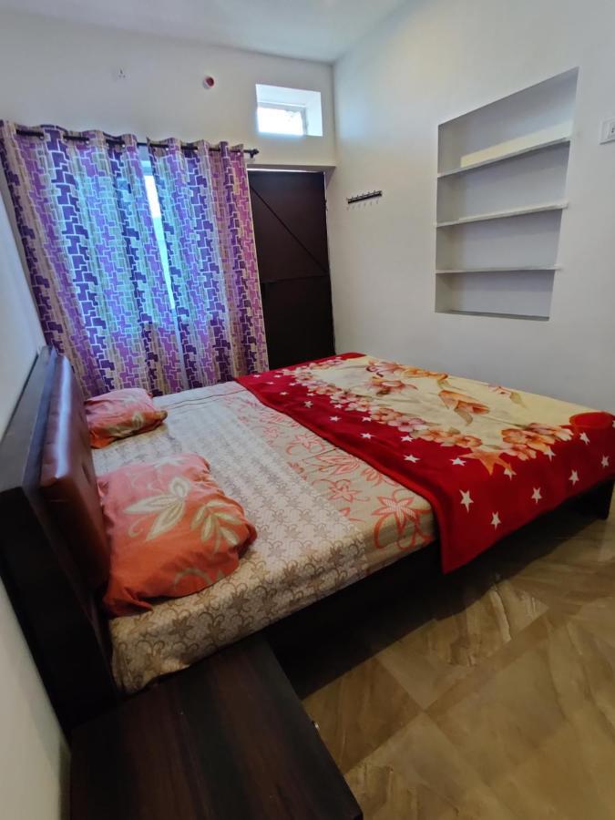 Varah Square Guest House بوشكار المظهر الخارجي الصورة