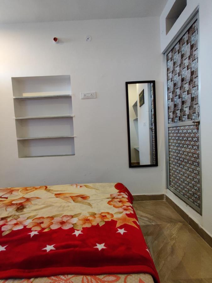 Varah Square Guest House بوشكار المظهر الخارجي الصورة