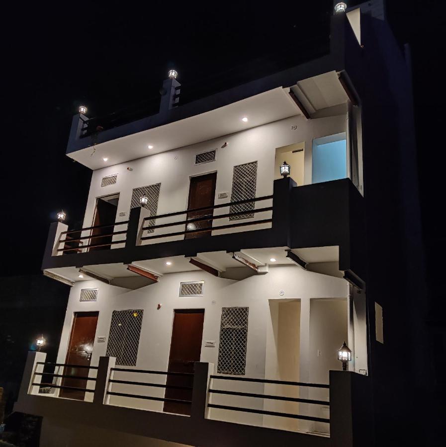Varah Square Guest House بوشكار المظهر الخارجي الصورة